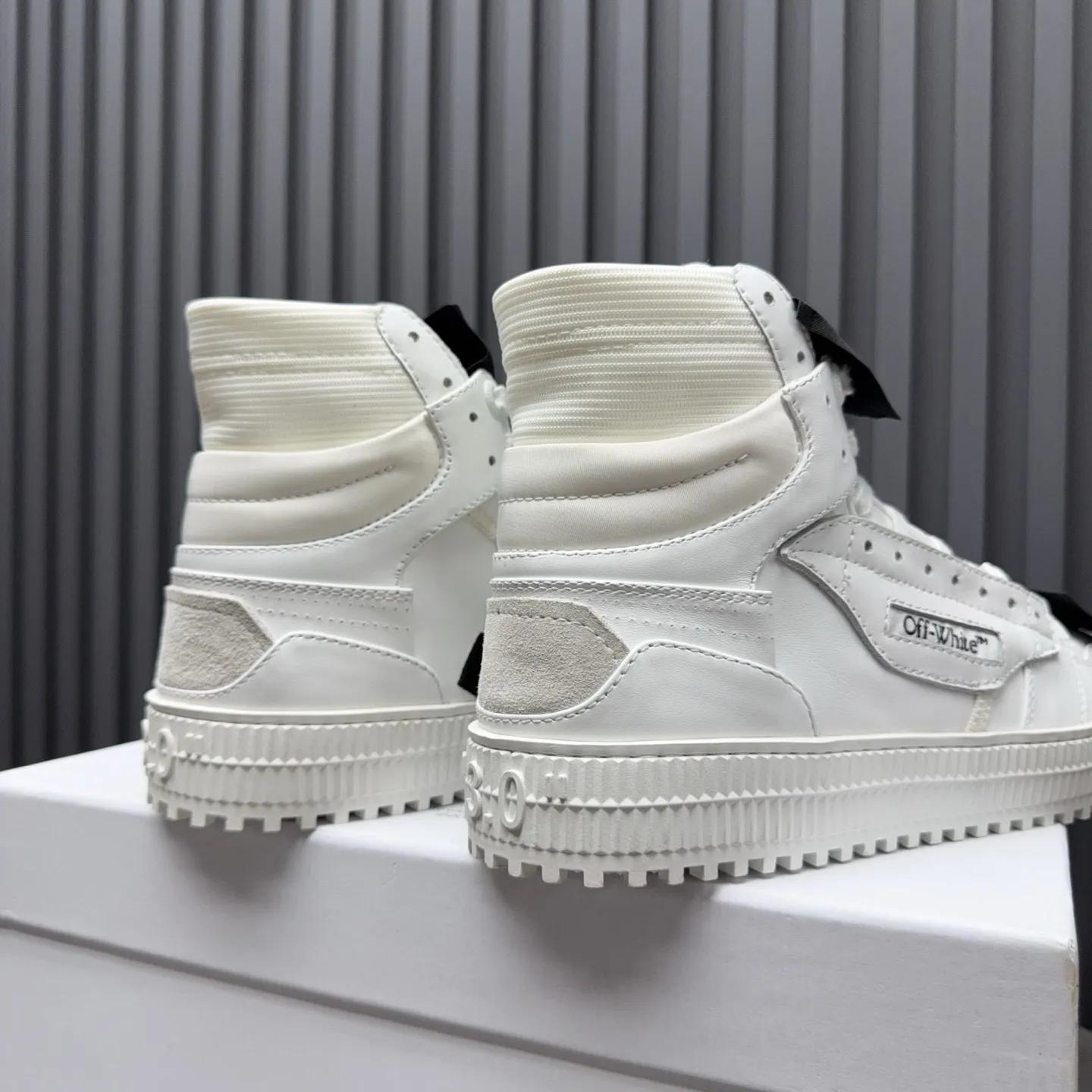 Men's shoes💰740 OFF WHITE ⚡️Couple style⚡️The latest spring style street casual shoes, released with the highest quality version on the market👊Series original mold opening, original lasting, production technology 1:1 original version➰🔜The best choice for more and more celebrities and Internet celebrities🔸In the classics Changes in the code🔸Innovate in the trend🔸Strive to break away from the shackles of bad street design🔝Although he is not the originator of fashion design, he is definitely a shining dark horse in avant-garde design🐴🆙Do not follow the trend🔅Not universal beauty🔅 Fabric💯First-layer cowhide Lining💯Imported skin-friendly and environmentally friendly polyester mesh Foot pads💯Original molded high-elastic environmentally friendly molding pads Midsole💯Made with original last-last technology Outsole💯Rubber outsole Packaging💯Official website synchronizes full set of packaging (brand wrapping paper, brand certificate, brand cloth bag) Code numbers 35-44, 45 46 Customized